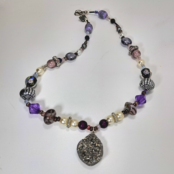 Silver Tone Glass Beaded Necklace With Druzy Pendant - Picture 2 of 6